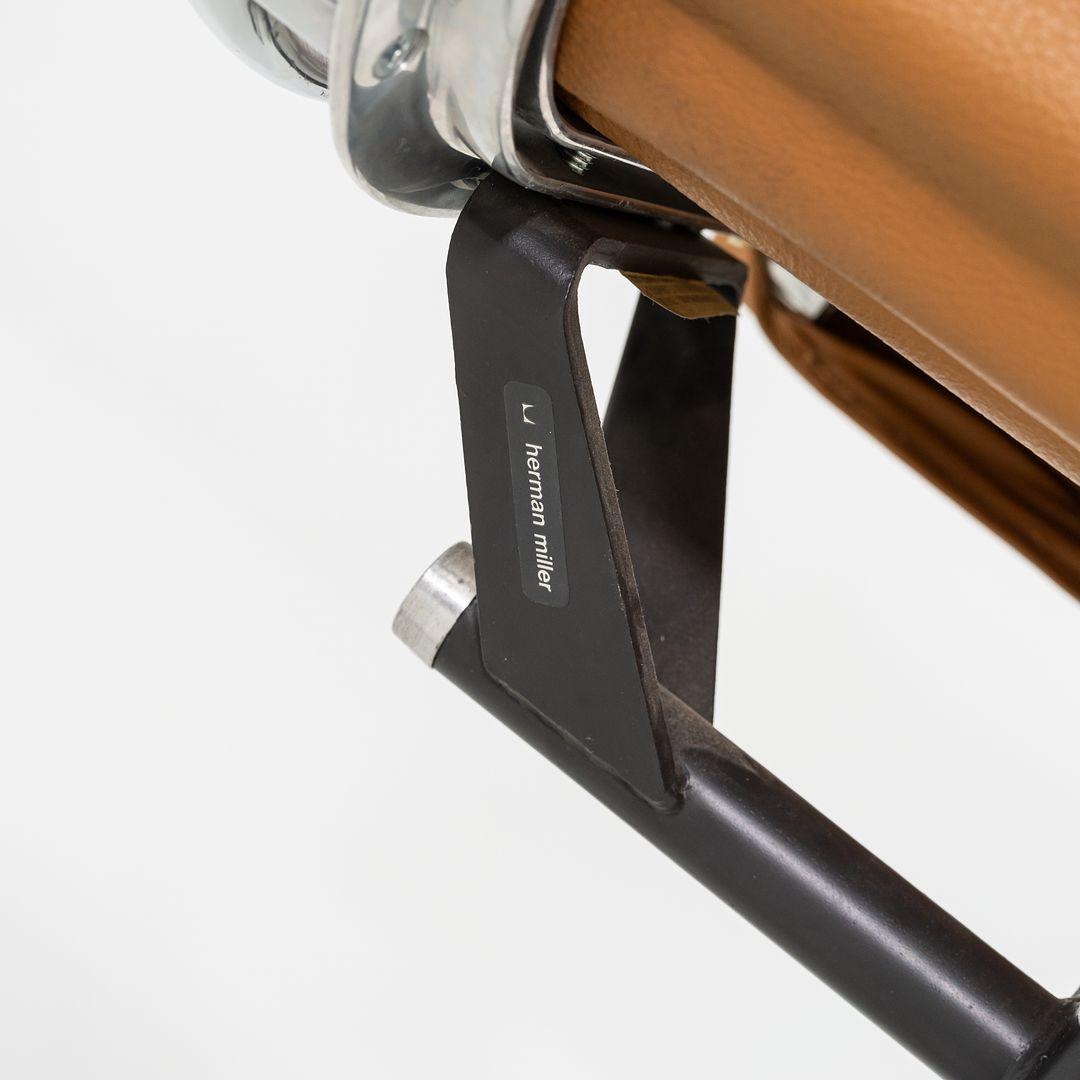 Sedia da scrivania direzionale Herman Miller Eames Group in alluminio e pelle caramello del 2010 in vendita 1