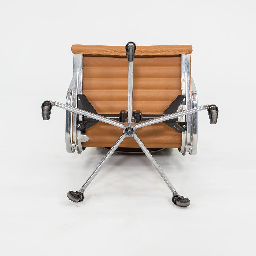 Sedia da scrivania direzionale Herman Miller Eames Group in alluminio e pelle caramello del 2010 in vendita 2