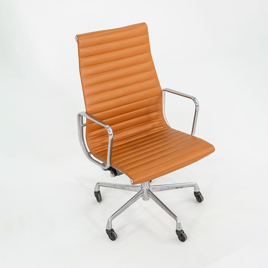 Chaise de bureau de groupe en aluminium Herman Miller des années 2010 en cuir cognac 3