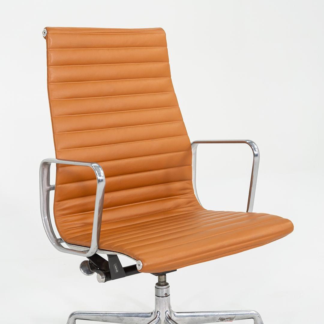 Chaise de bureau de groupe en aluminium Herman Miller des années 2010 en cuir cognac 5