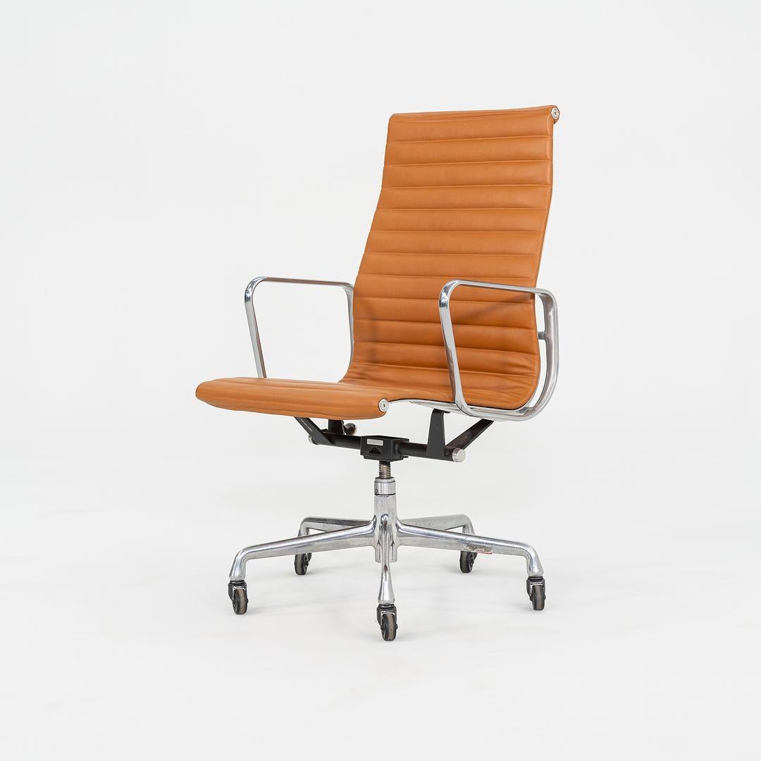 Il s'agit d'une chaise de bureau Eames Aluminum Group, initialement conçue par Charles et Ray Eames pour Herman Miller en 1958. Cet exemple particulier date des années 2010. Le design est doté d'une base réglable à 5 branches en aluminium avec un