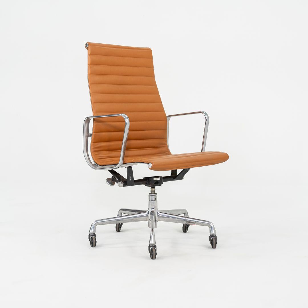 Moderne Chaise de bureau de groupe en aluminium Herman Miller des années 2010 en cuir cognac