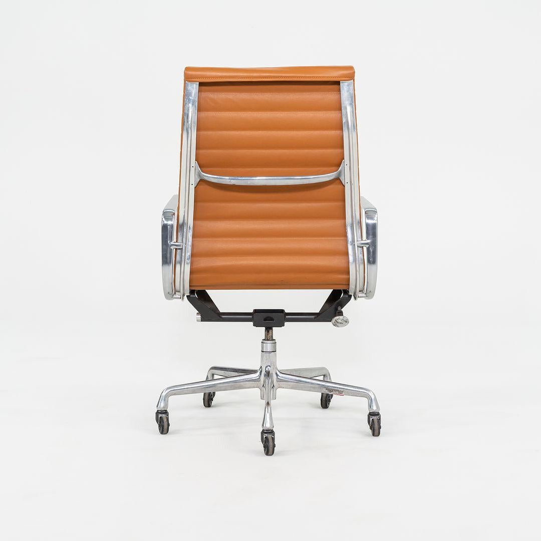 Américain Chaise de bureau de groupe en aluminium Herman Miller des années 2010 en cuir cognac