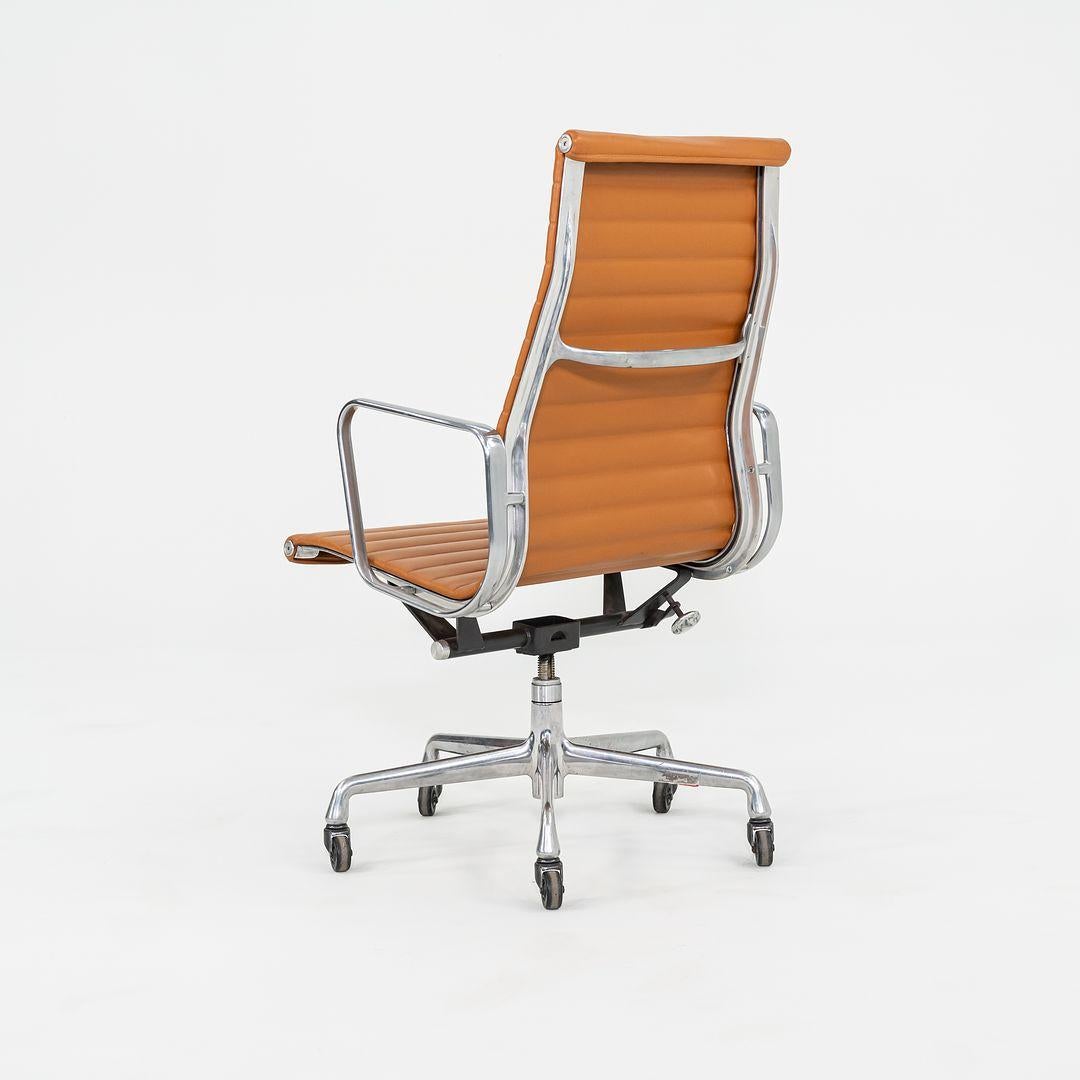 Chaise de bureau de groupe en aluminium Herman Miller des années 2010 en cuir cognac Excellent état à Philadelphia, PA
