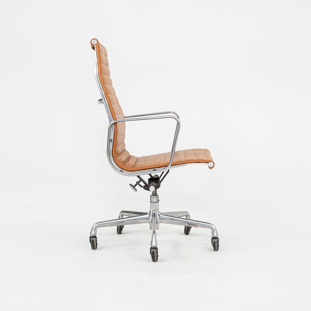 XXIe siècle et contemporain Chaise de bureau de groupe en aluminium Herman Miller des années 2010 en cuir cognac