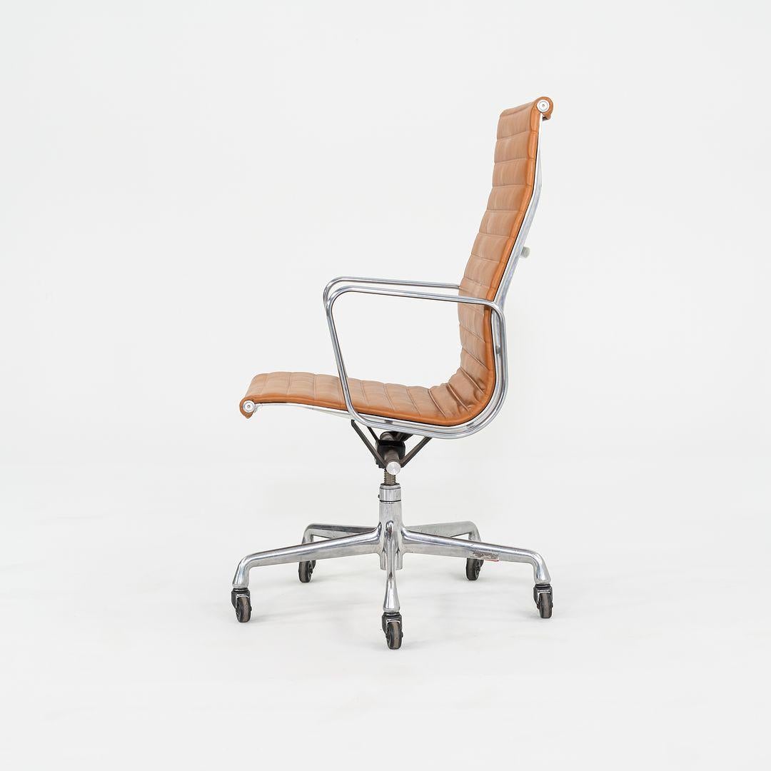 Aluminium Chaise de bureau de groupe en aluminium Herman Miller des années 2010 en cuir cognac