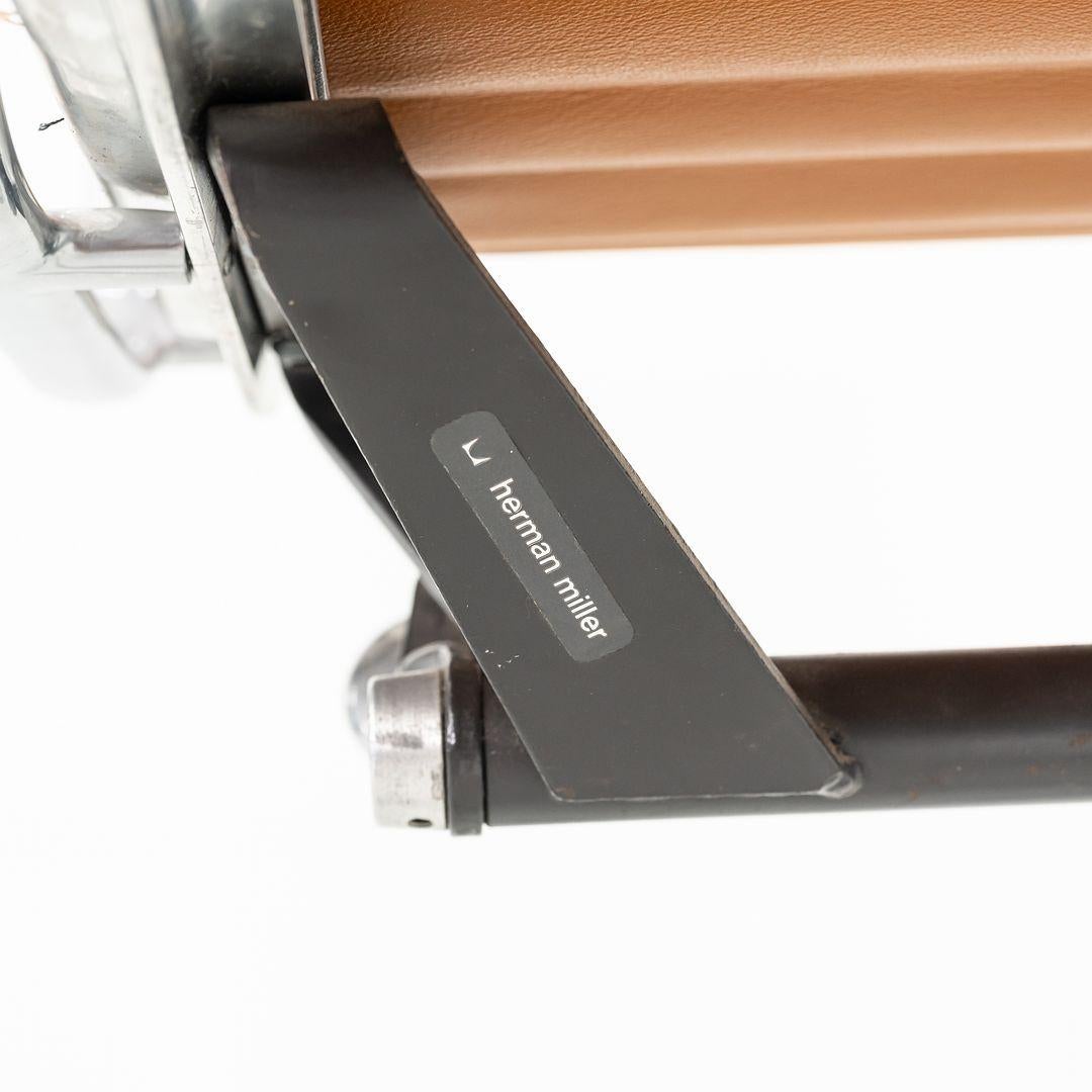 Chaise de bureau de groupe en aluminium Herman Miller des années 2010 en cuir cognac 1