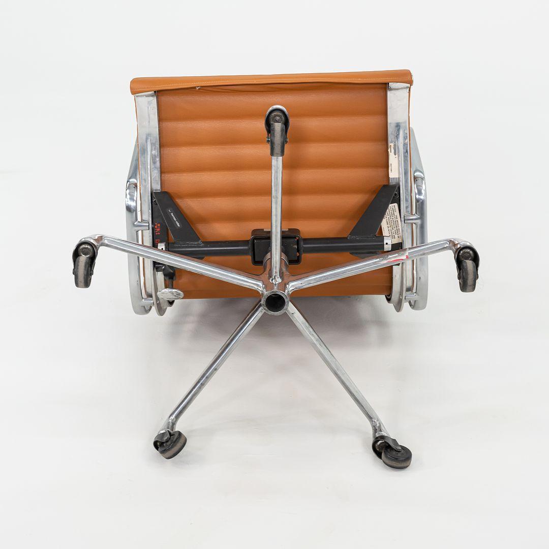 Chaise de bureau de groupe en aluminium Herman Miller des années 2010 en cuir cognac 2