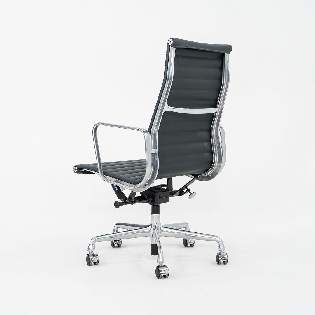 2010er Herman Miller Eames Aluminum Group Executive Desk Chair in grünem Leder im Angebot 3