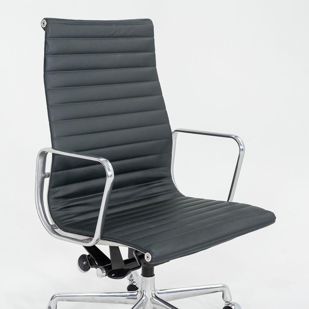 2010er Herman Miller Eames Aluminum Group Executive Desk Chair in grünem Leder im Angebot 4