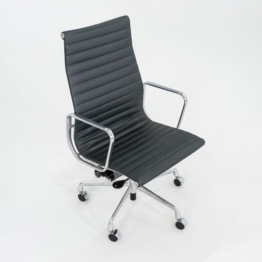 2010er Herman Miller Eames Aluminum Group Executive Desk Chair in grünem Leder im Angebot 5