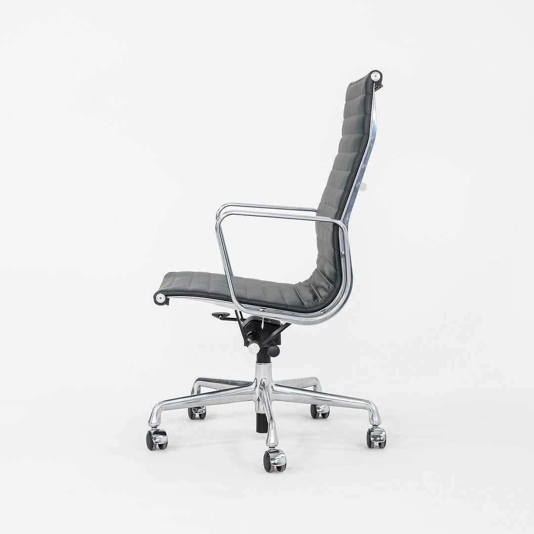 Dies ist ein Eames Aluminum Group Executive Desk Chair, Modell EA337, ursprünglich entworfen von Charles und Ray Eames für Herman Miller im Jahr 1958. Dieses Exemplar stammt aus den 2010er Jahren. Das Design verfügt über einen verstellbaren