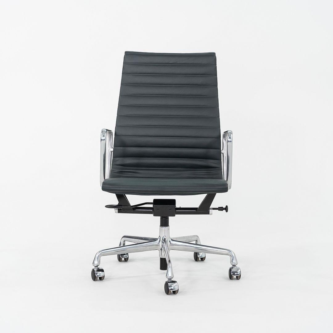 2010er Herman Miller Eames Aluminum Group Executive Desk Chair in grünem Leder (Moderne) im Angebot