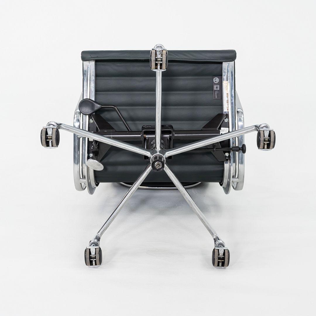 2010er Herman Miller Eames Aluminum Group Executive Desk Chair in grünem Leder (amerikanisch) im Angebot