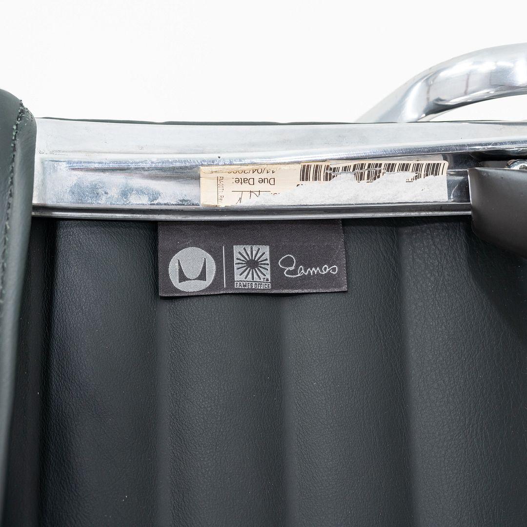 2010er Herman Miller Eames Aluminum Group Executive Desk Chair in grünem Leder im Zustand „Gut“ im Angebot in Philadelphia, PA