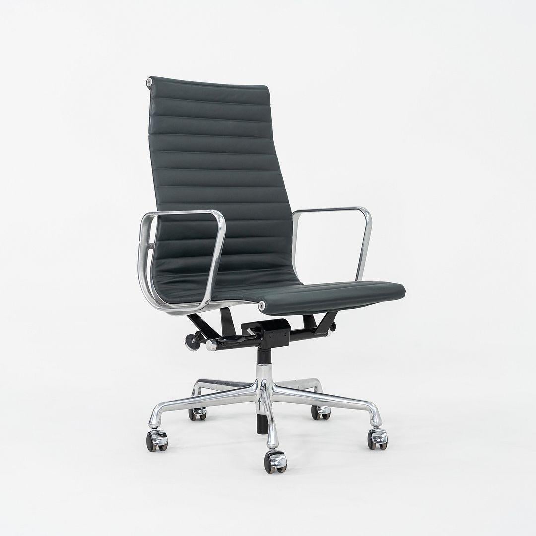 2010er Herman Miller Eames Aluminum Group Executive Desk Chair in grünem Leder (21. Jahrhundert und zeitgenössisch) im Angebot