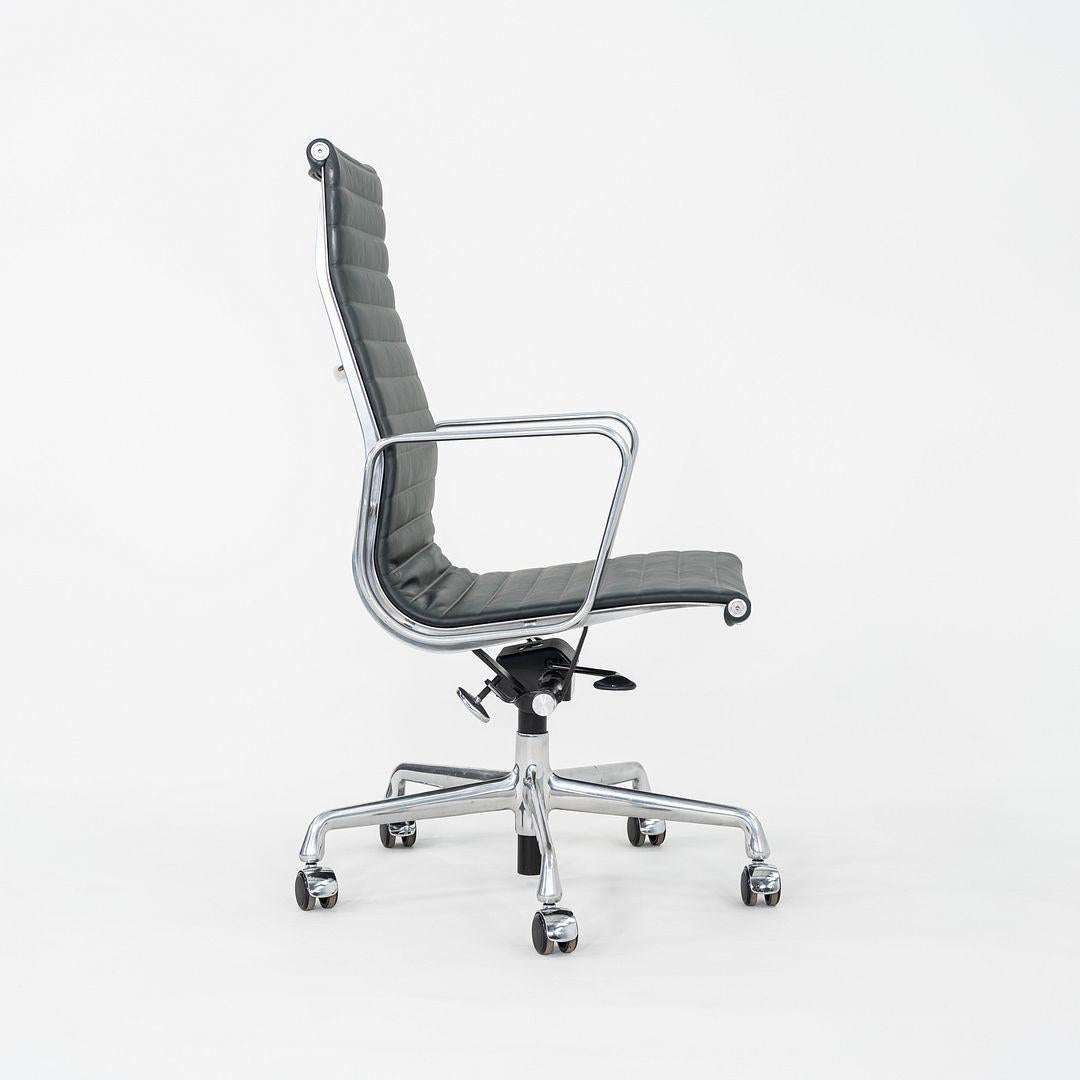 2010er Herman Miller Eames Aluminum Group Executive Desk Chair in grünem Leder (Aluminium) im Angebot