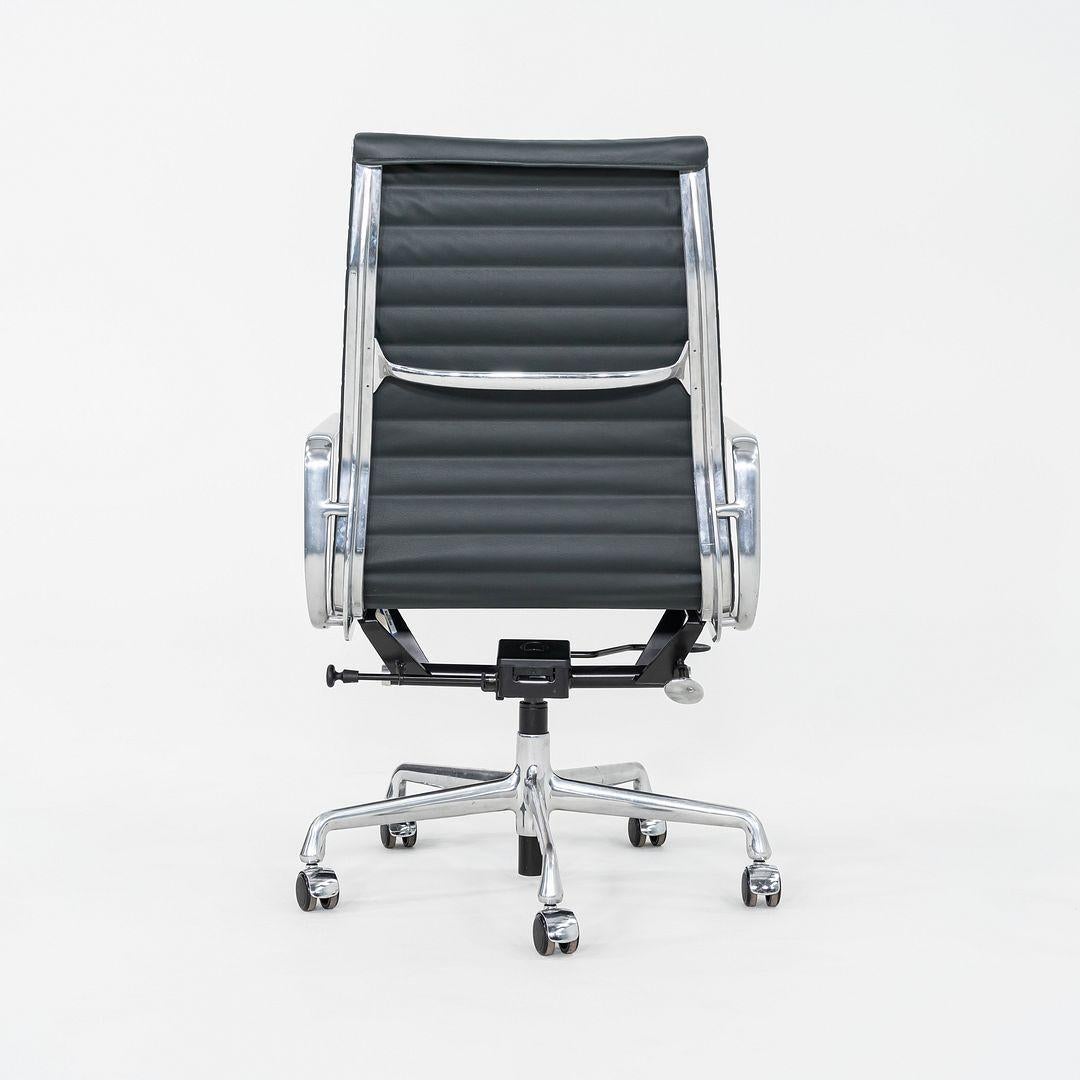 2010er Herman Miller Eames Aluminum Group Executive Desk Chair in grünem Leder im Angebot 2