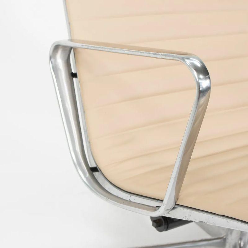 Moderne 2010s Herman Miller Aluminum Group Lounge Chair and Ottoman Tan Leather (chaise longue et pouf en aluminium) en vente