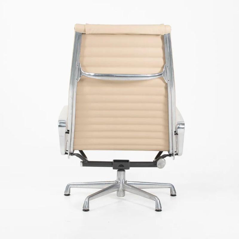 2010s Herman Miller Aluminum Group Lounge Chair and Ottoman Tan Leather (chaise longue et pouf en aluminium) Bon état - En vente à Philadelphia, PA
