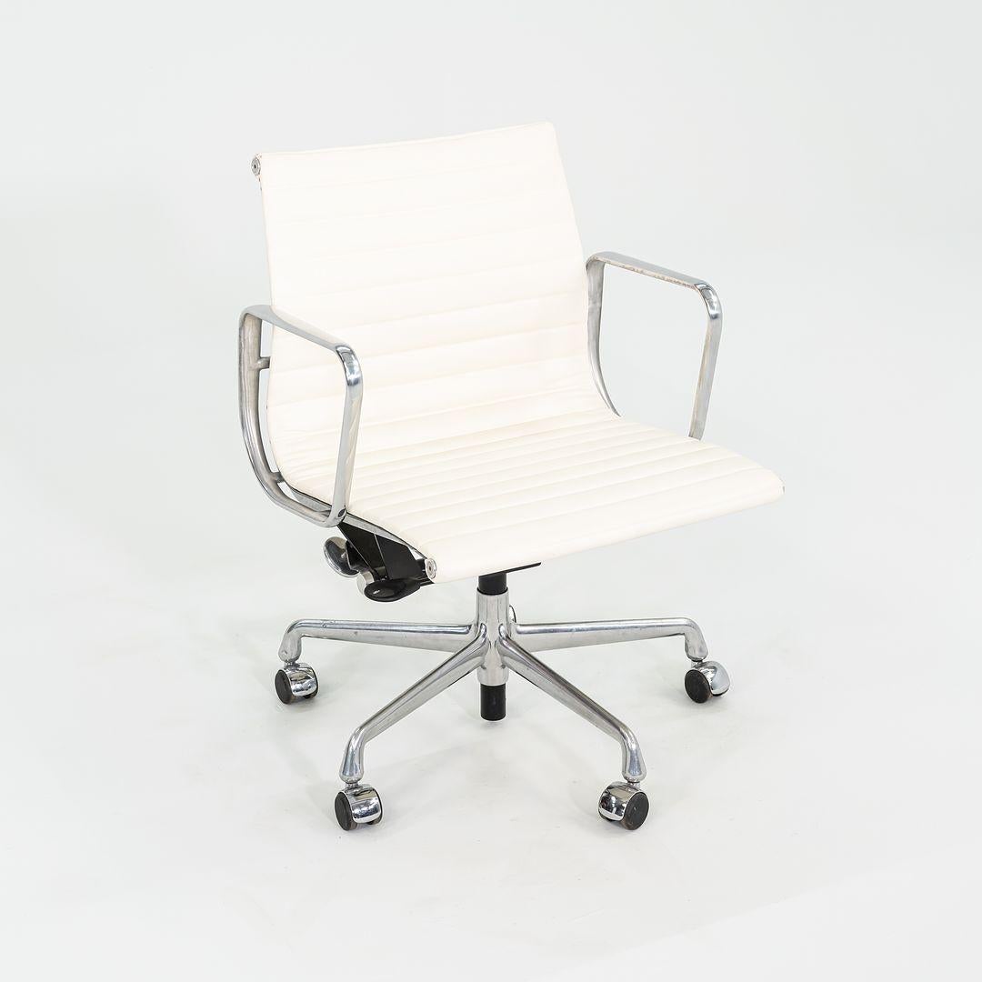 2010s Herman Miller Eames Aluminum Group Management Desk Chair Cream Naugahyde For Sale 4