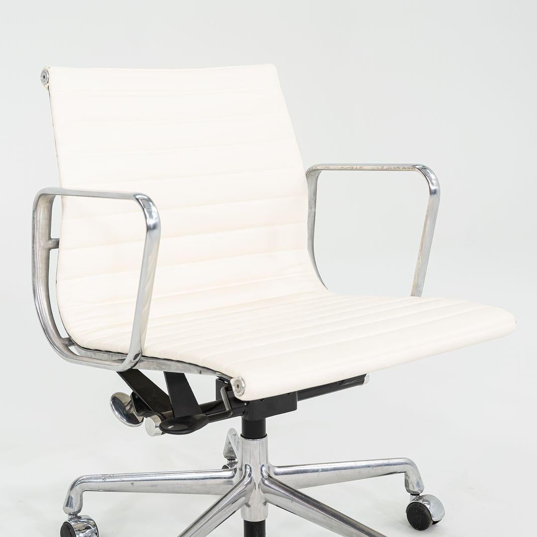 2010s Herman Miller Eames Aluminum Group Management Desk Chair Cream Naugahyde For Sale 6