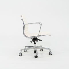 2010s Herman Miller Eames Aluminum Group Management Desk Chair Cream Naugahyde