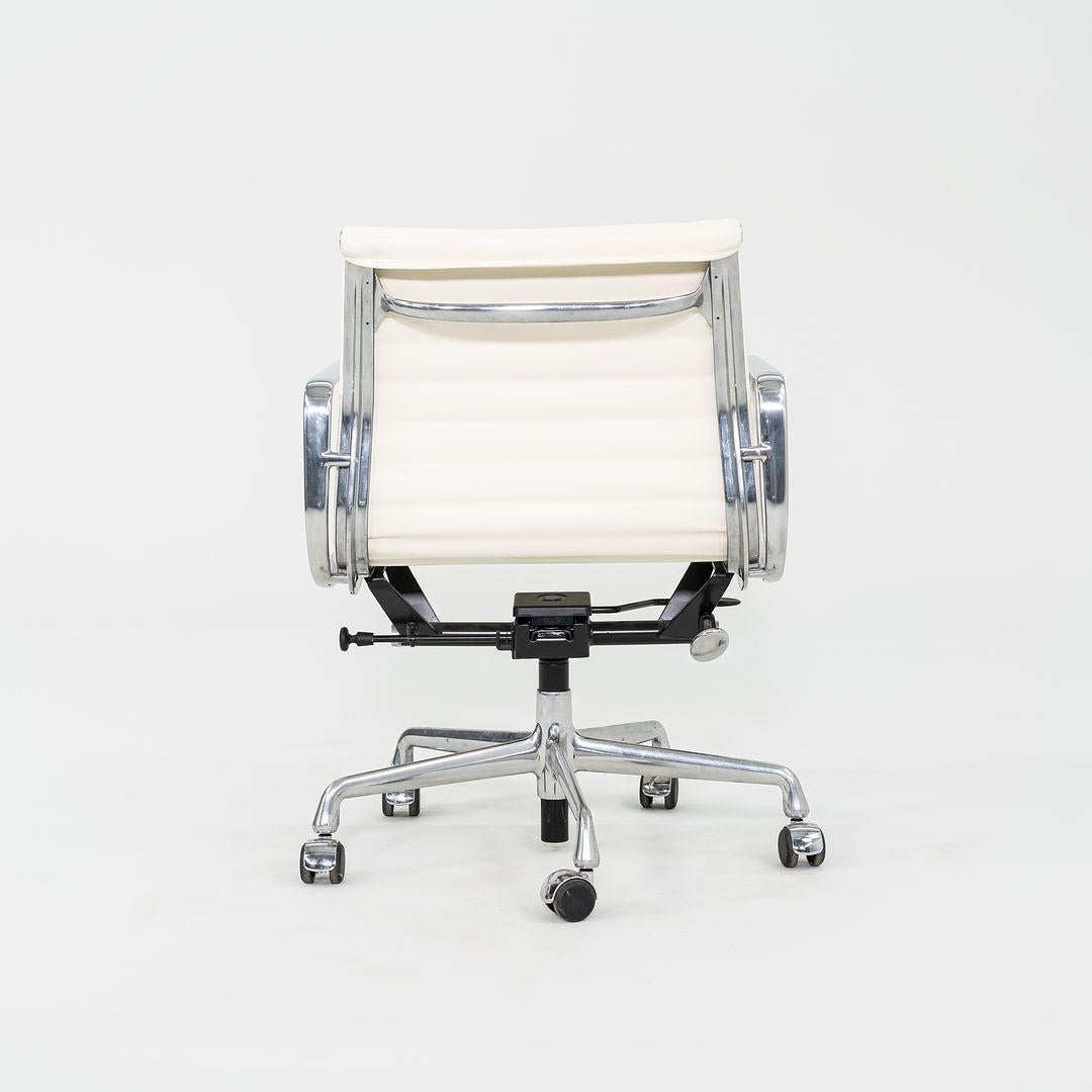 Modern 2010s Herman Miller Eames Aluminum Group Management Desk Chair Cream Naugahyde For Sale