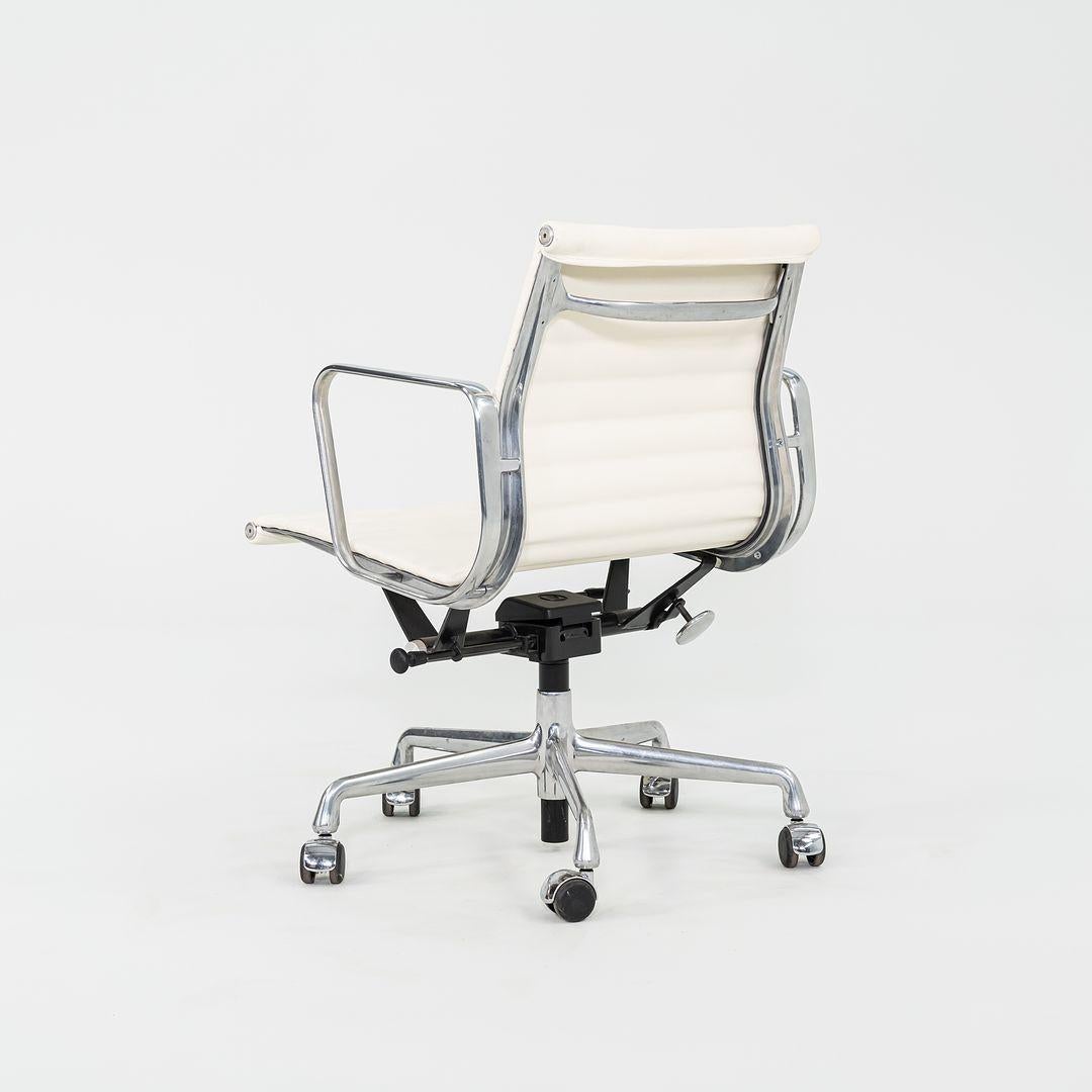 American 2010s Herman Miller Eames Aluminum Group Management Desk Chair Cream Naugahyde For Sale