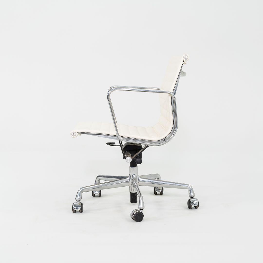2010s Herman Miller Eames Aluminum Group Management Desk Chair Cream Naugahyde In Excellent Condition For Sale In Philadelphia, PA