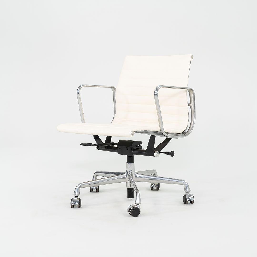 Contemporary 2010s Herman Miller Eames Aluminum Group Management Desk Chair Cream Naugahyde For Sale