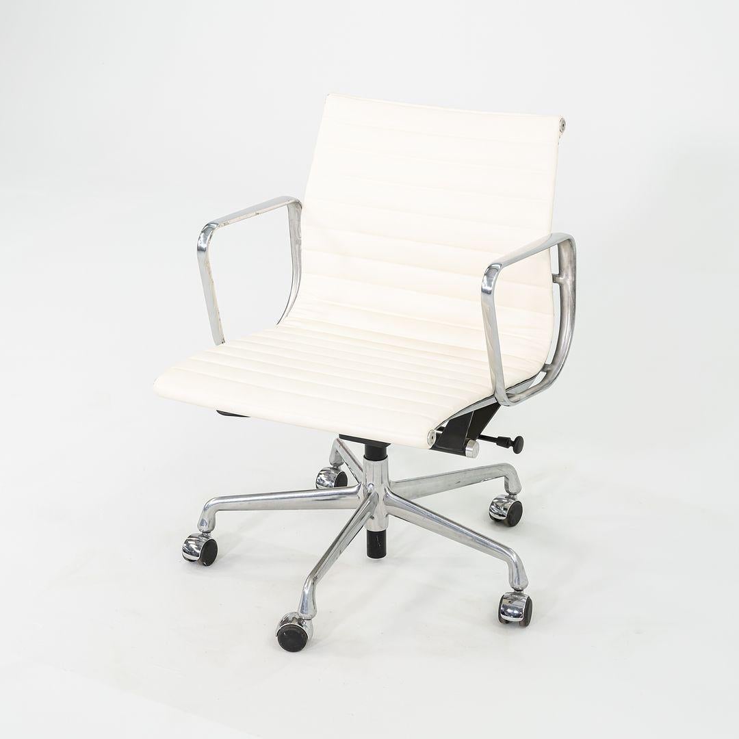 2010s Herman Miller Eames Aluminum Group Management Desk Chair Cream Naugahyde For Sale 2
