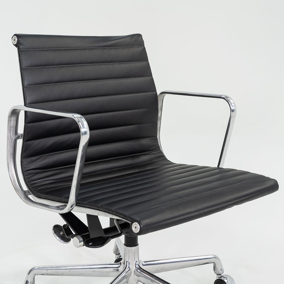 2010s Herman Miller Eames Aluminum Group Management Desk Chair in Black 3x Avail For Sale 4