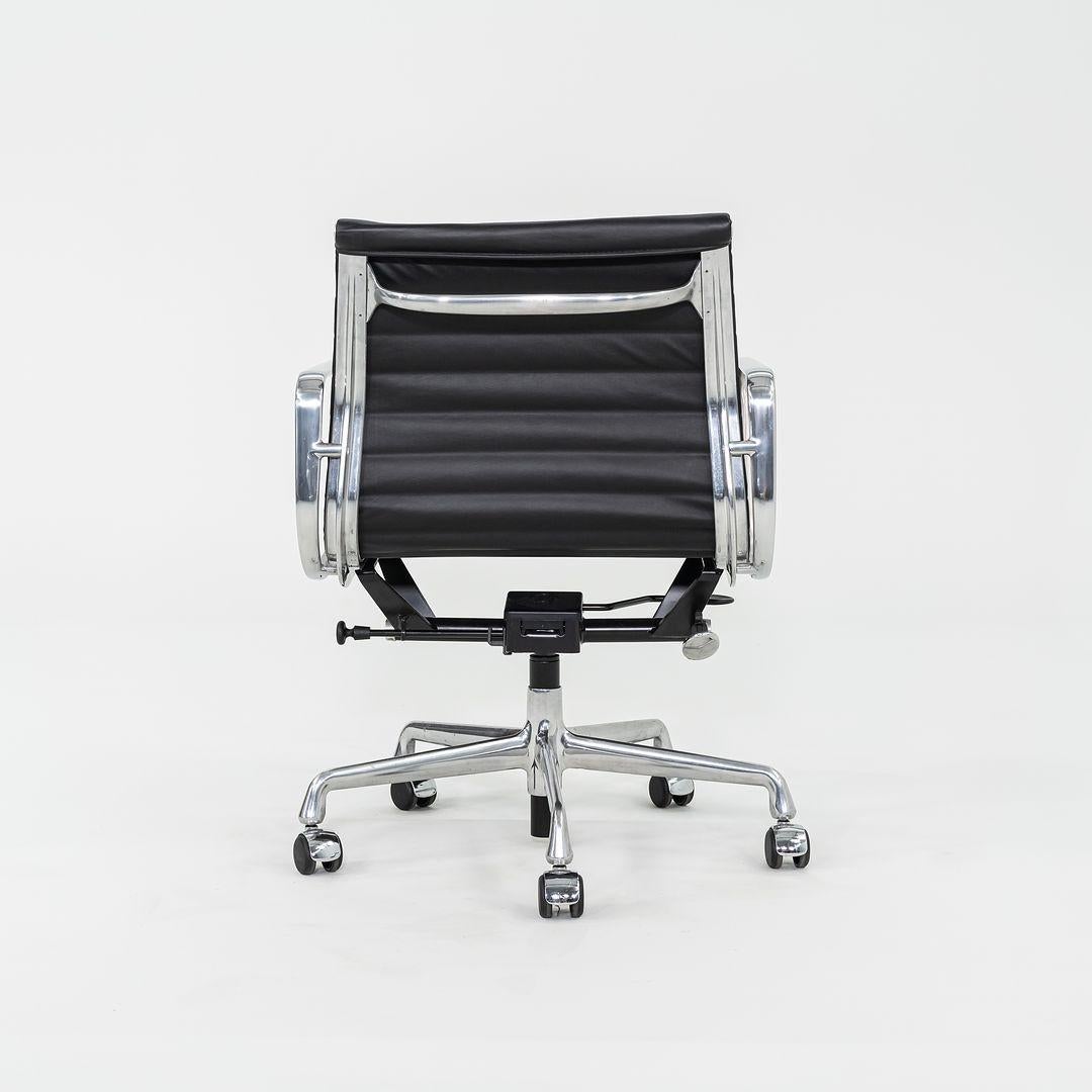 2010s Herman Miller Eames Aluminum Group Management Desk Chair in Black 3x Avail In Excellent Condition For Sale In Philadelphia, PA