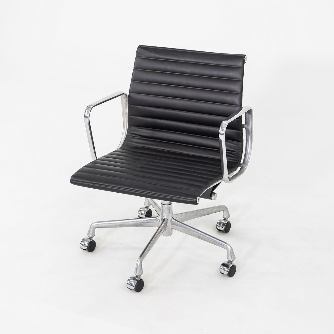 2010s Herman Miller Eames Aluminum Group Management Desk Chair in Black Leather For Sale 4