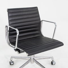 2010er Herman Miller Eames Aluminium Group Management-Schreibtischstuhl aus schwarzem Leder