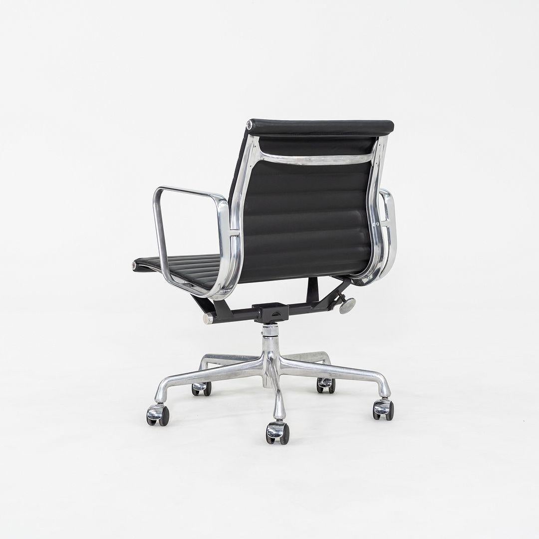 2010s Herman Miller Eames Aluminum Group Management Desk Chair in Black Leather In Good Condition For Sale In Philadelphia, PA