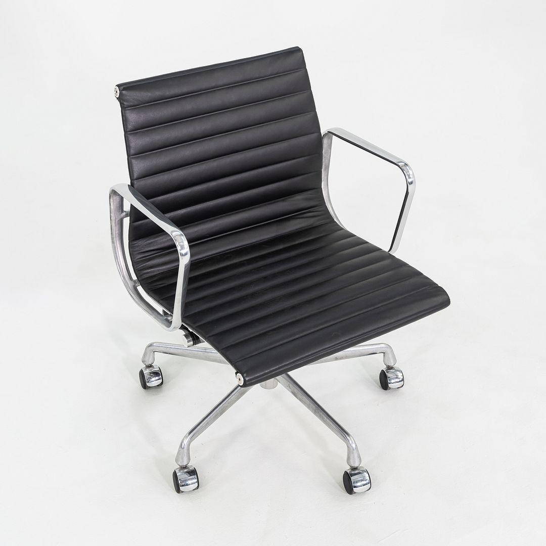 2010s Herman Miller Eames Aluminum Group Management Desk Chair in Black Leather For Sale 1