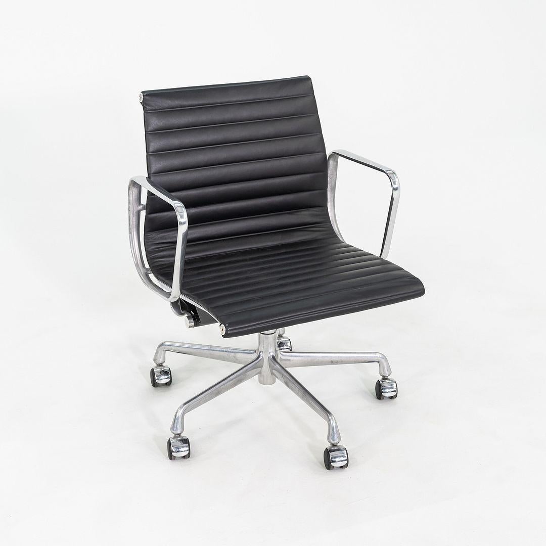 2010s Herman Miller Eames Aluminum Group Management Desk Chair in Black Leather For Sale 3