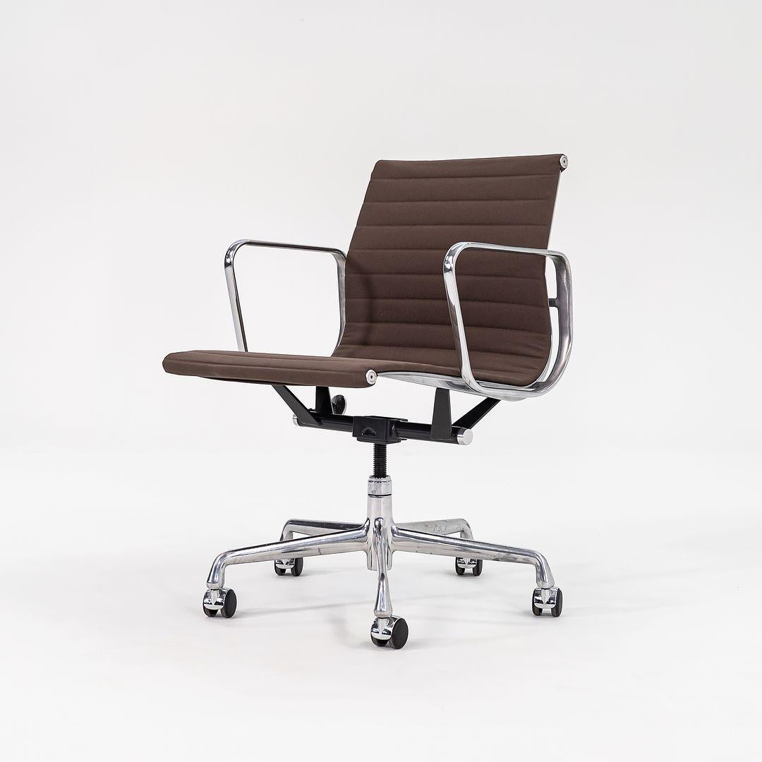 2010s Herman Miller Eames Aluminum Group Management Desk Chair in Brown Fabric In Good Condition For Sale In Philadelphia, PA