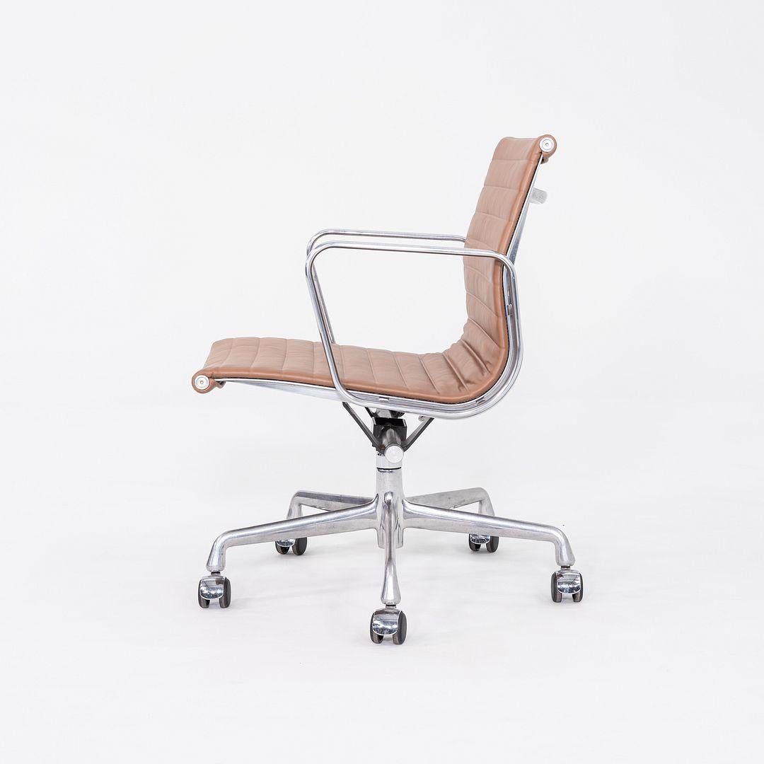 2010s Herman Miller Eames Aluminum Group Management Desk Chair in Brown Leather For Sale 4