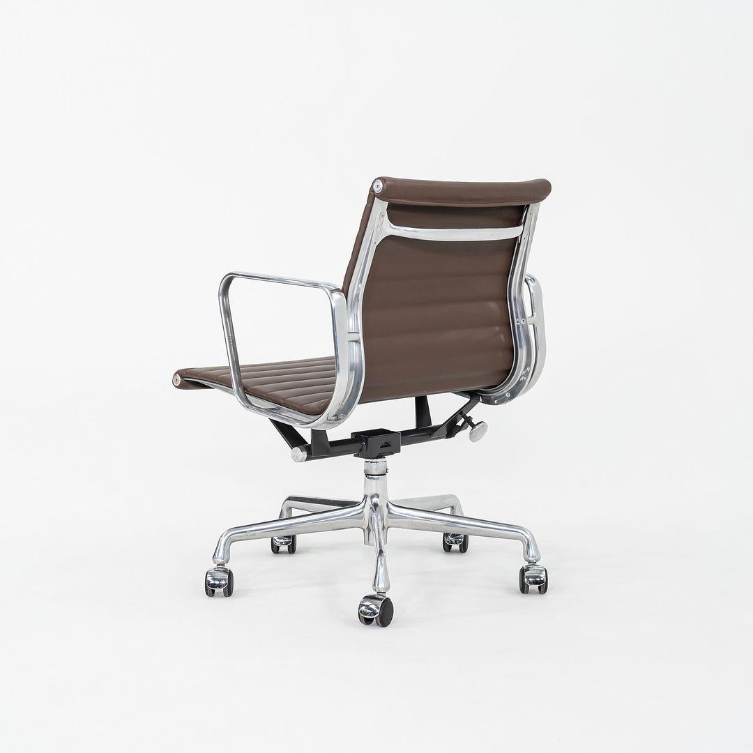 2010er Herman Miller Eames Aluminium Group Management Schreibtischstuhl aus braunem Leder im Angebot 4
