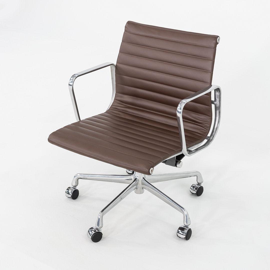2010er Herman Miller Eames Aluminium Group Management Schreibtischstuhl aus braunem Leder im Angebot 5