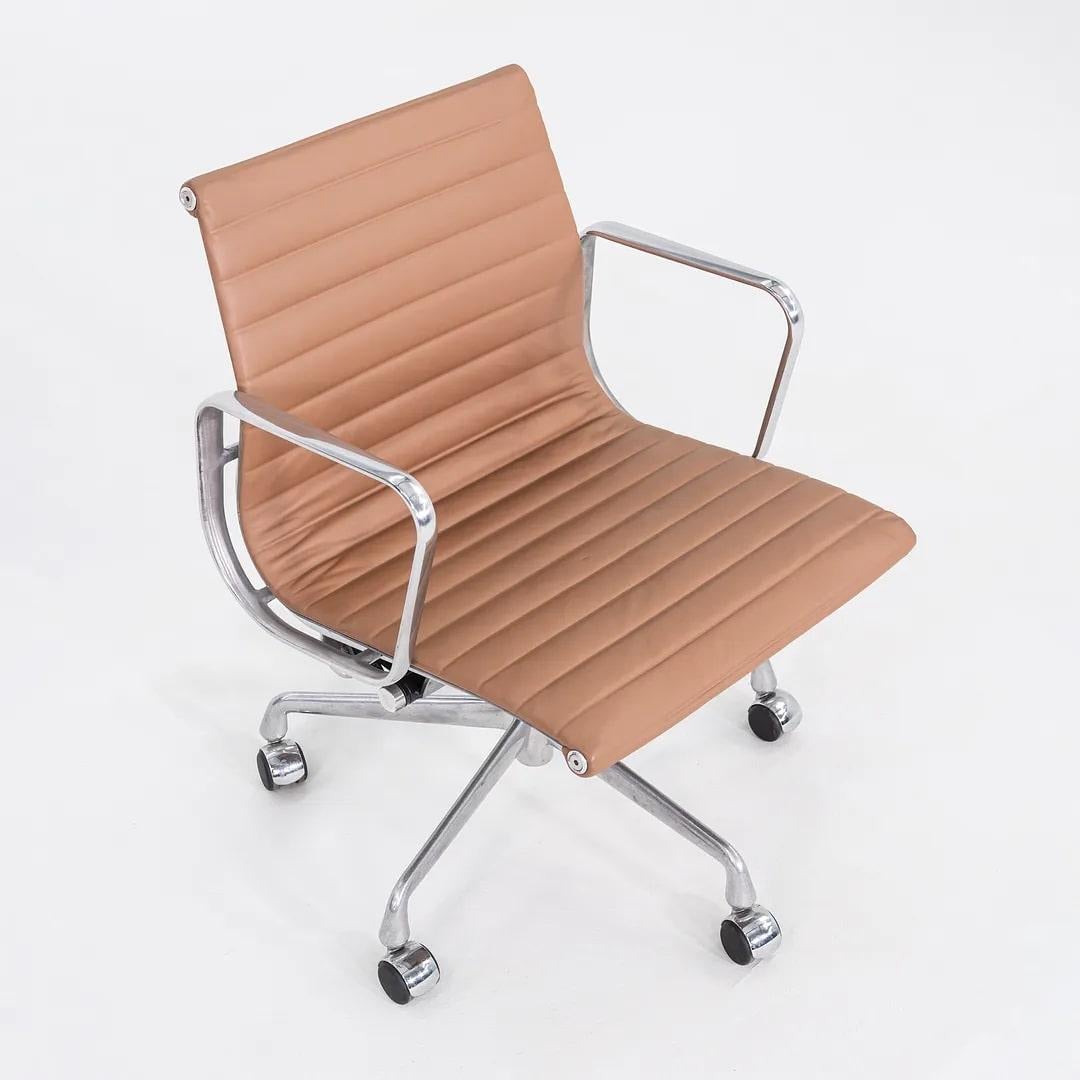 2010s Herman Miller Eames Aluminum Group Management Desk Chair in Brown Leather For Sale 6