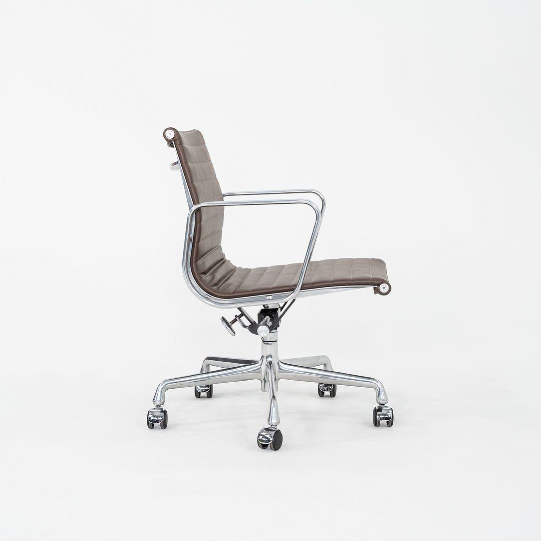 2010er Herman Miller Eames Aluminium Group Management Schreibtischstuhl aus braunem Leder im Angebot 6