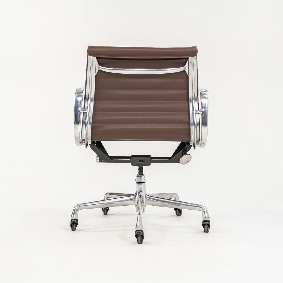 This is an Eames Aluminum Group Management Desk Chair, designed by Charles and Ray Eames for Herman Miller in 1958. This particular chair was produced in the 2010s. The design sports a solid yet lightweight aluminum frame, and is extremely