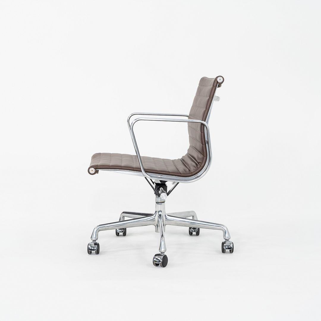 Dies ist ein Eames Aluminum Group Management Chair, Modell EA335, ursprünglich entworfen von Ray und Charles Eames für Herman Miller im Jahr 1958. Dieses besondere Exemplar wurde in den 2010er Jahren hergestellt. Das Design besteht aus einem