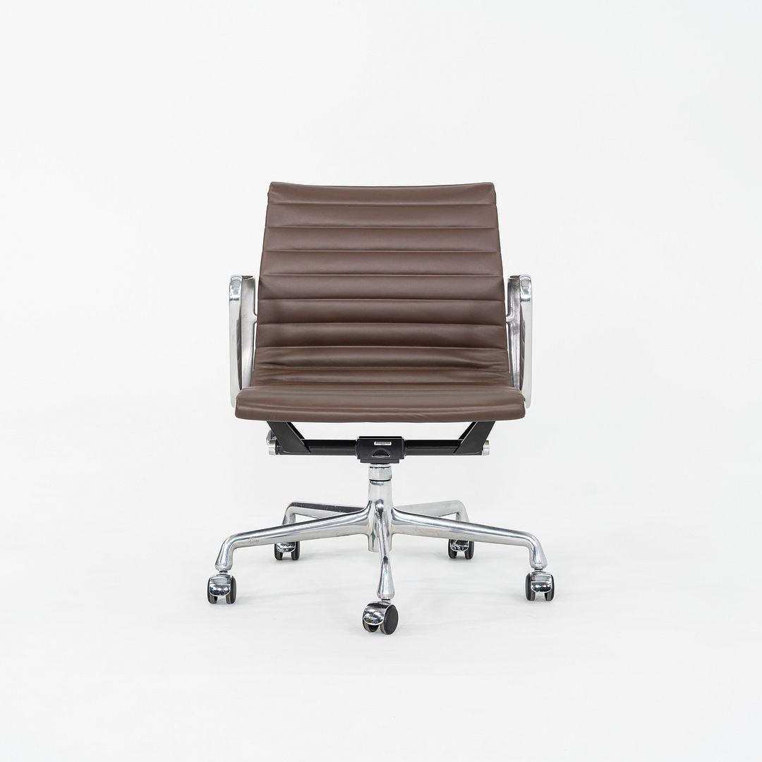 2010er Herman Miller Eames Aluminium Group Management Schreibtischstuhl aus braunem Leder (Moderne) im Angebot
