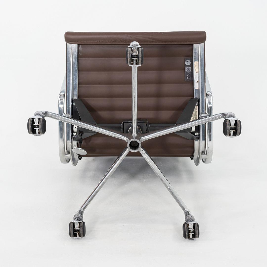 2010er Herman Miller Eames Aluminium Group Management Schreibtischstuhl aus braunem Leder (amerikanisch) im Angebot