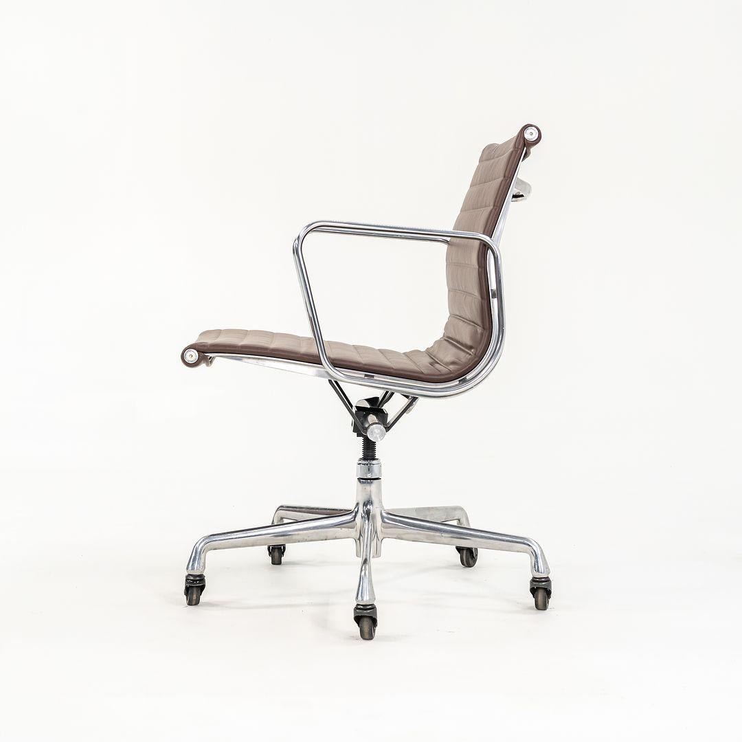 2010s Herman Miller Eames Aluminum Group Management Desk Chair in Brown Leather In Good Condition In Philadelphia, PA